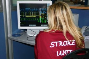 a2-foto-operatrice-nella-stroke-unit